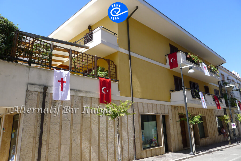 Bu festival süresince Tollo kasabasının tüm balkonlarında Türk ve Hıristiyan bayrakları görülür.